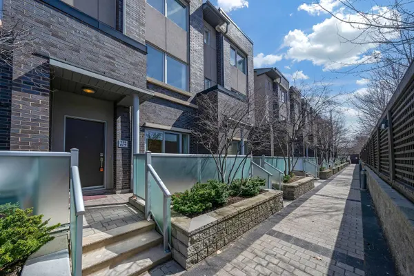 Toronto E07, ON M1S 0L2,295 Village Green SQ #67