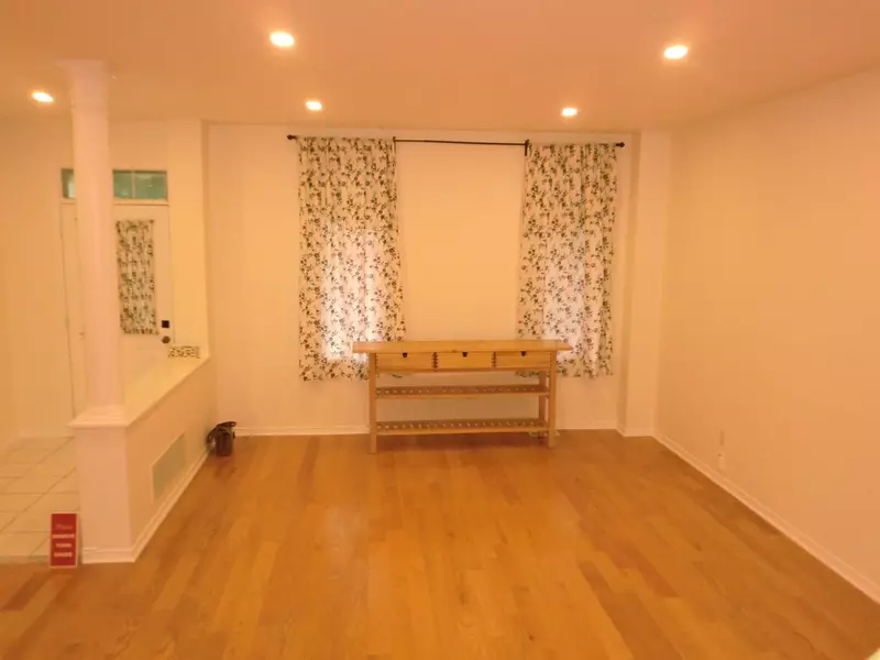 32 Leitch AVE, Toronto W05, ON M3J 3P2