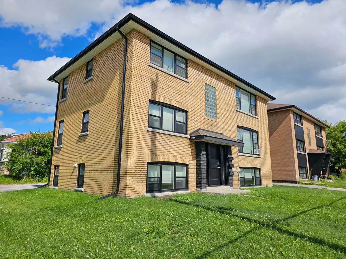 Barrie, ON L4M 3Y9,157 St Vincent ST #2