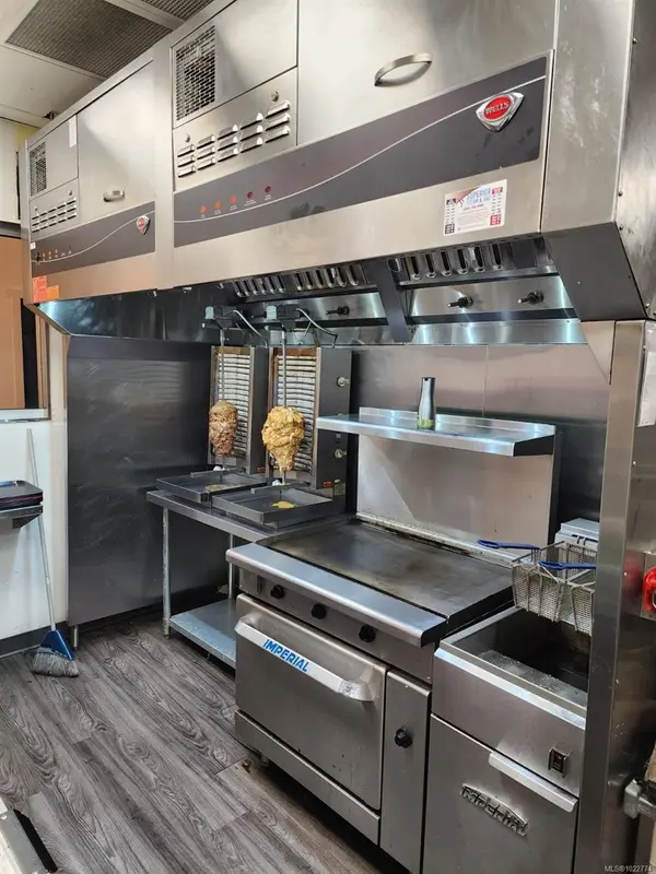 Victoria, BC V8V 2G6,225 Menzies St #103