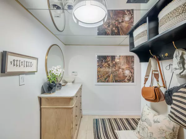 Oakville, ON L6J 6M9,100 Lakeshore RD E #610