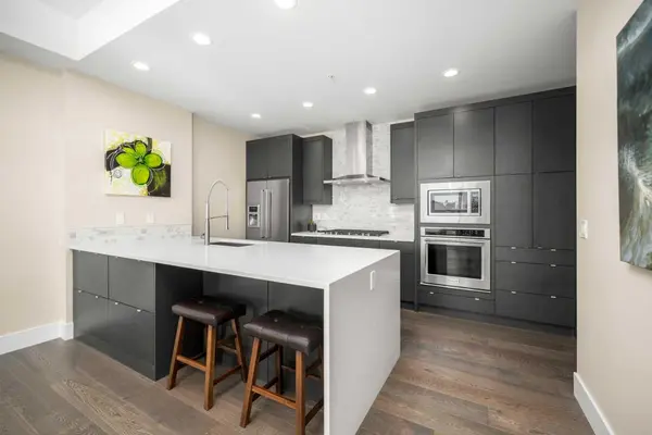 11 Burma Star RD SW #303, Calgary, AB T3E 7Y9