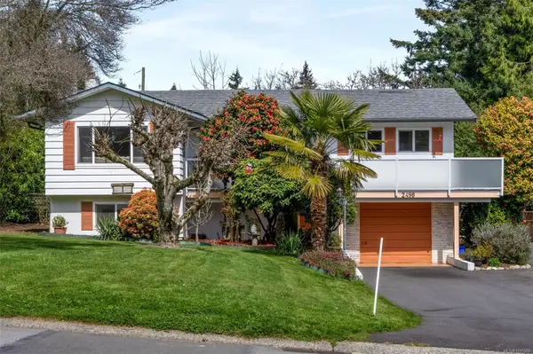 2498 Meadowland Dr,  Central Saanich,  BC V8Z 5P5