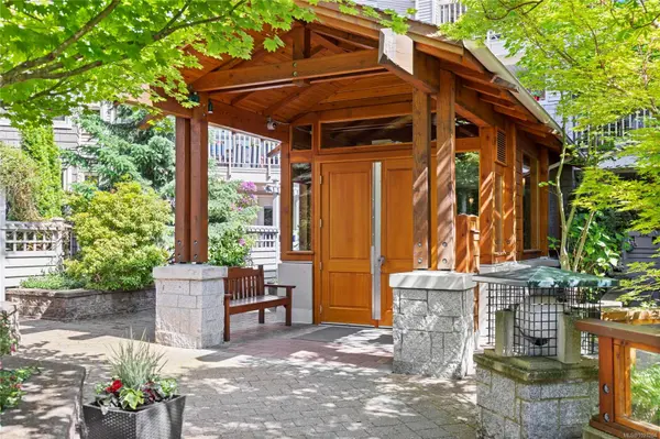 Nanaimo, BC V9T 6K1,5670 Edgewater Lane #104