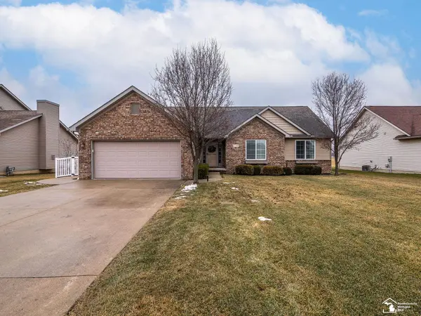 778 E Sweet Briar LN, Monroe, MI 48161