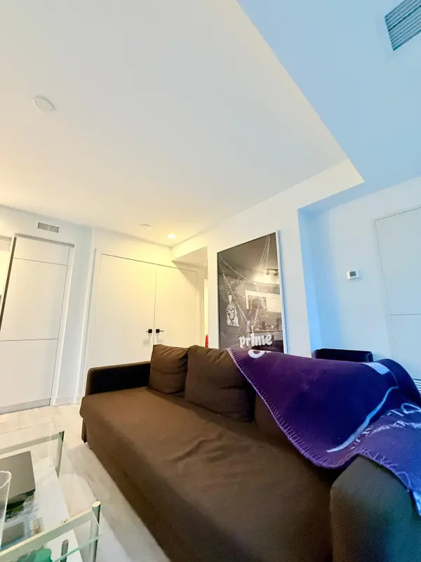 Toronto C01, ON M5V 0W7,327 King ST #1107