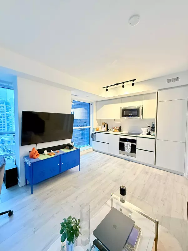 Toronto C01, ON M5V 0W7,327 King ST #1107