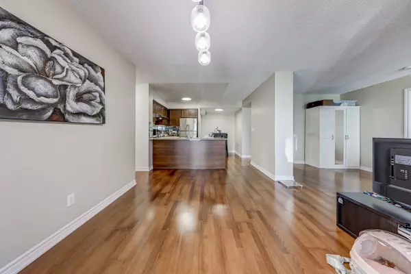 Toronto C01, ON M5G 2R2,761 Bay ST #2813