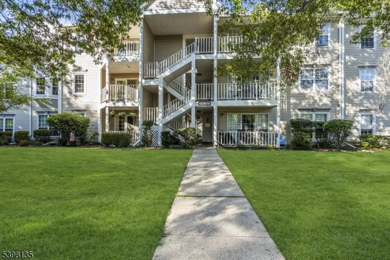 212 Larch Ln, Mahwah Twp., NJ 07430