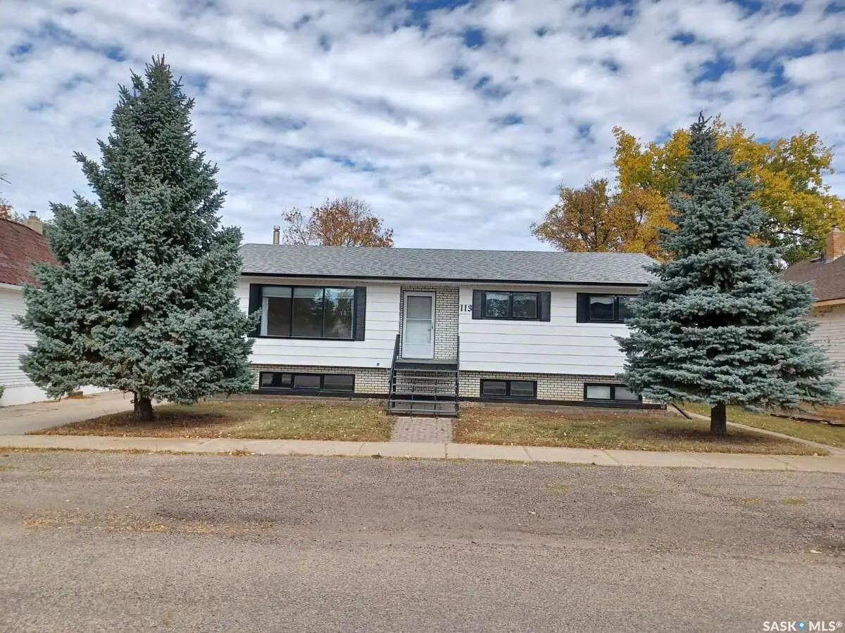 113 5th AVENUE, Gravelbourg, SK S0H 1X0
