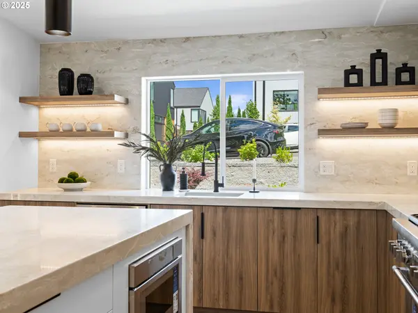 9070 NW LOVEJOY ST, Portland, OR 97229