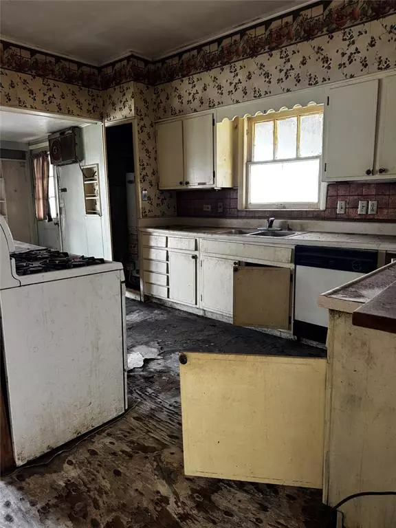 Jacksboro, TX 76458,626 W Archer Street