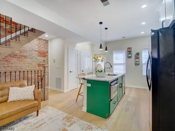 Newark City, NJ 07102,16 Eagles St