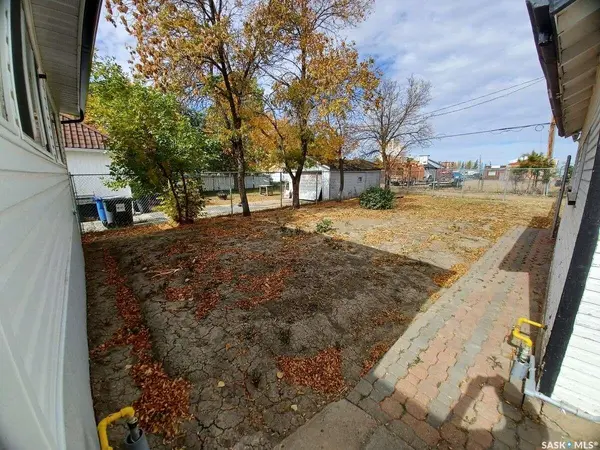 113 5th AVENUE, Gravelbourg, SK S0H 1X0