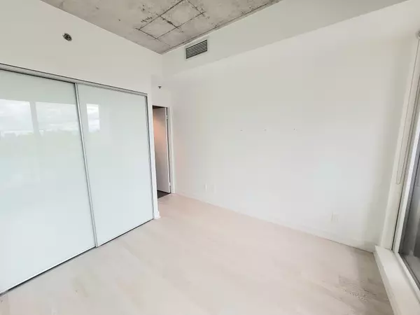 Toronto C01, ON M6J 1M3,20 Minowan Miikan LN #618