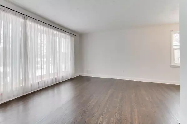 Newmarket, ON L3Y 2K1,72 Monkswood CRES