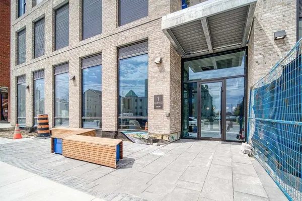 Hamilton, ON L8R 0A8,1 Jarvis ST #915