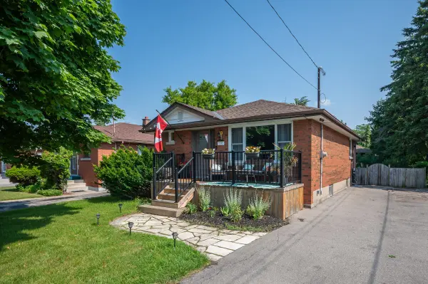 103 McElroy RD E, Hamilton, ON L9A 1Y7