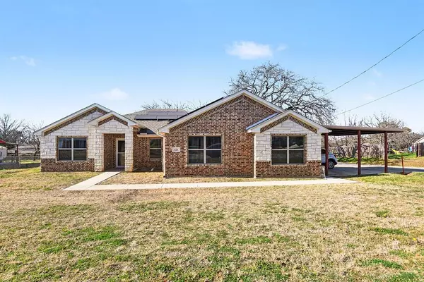 621 N Avenue B, Springtown, TX 76082