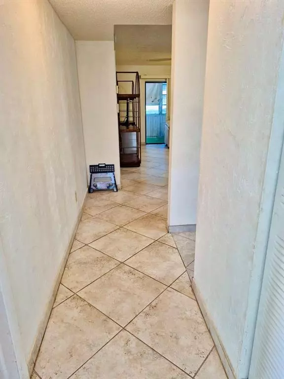 Lauderdale Lakes, FL 33319,4000 NW 44th Ave #106