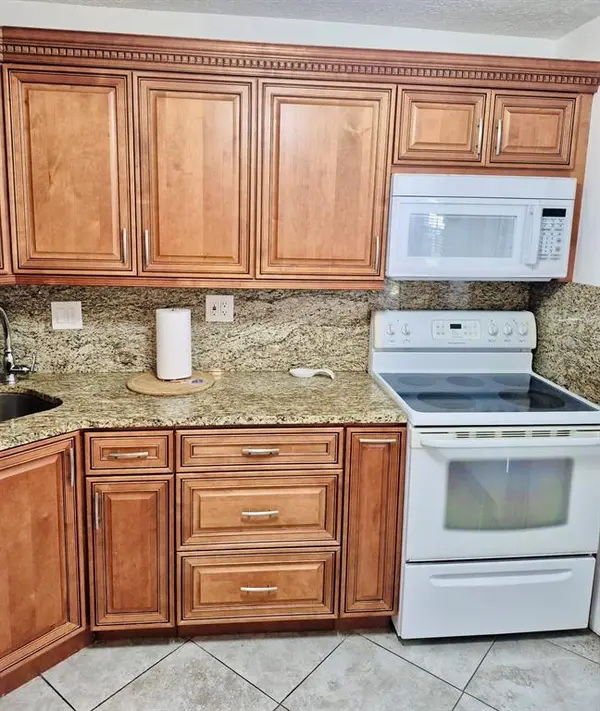 Lauderdale Lakes, FL 33319,4000 NW 44th Ave #106