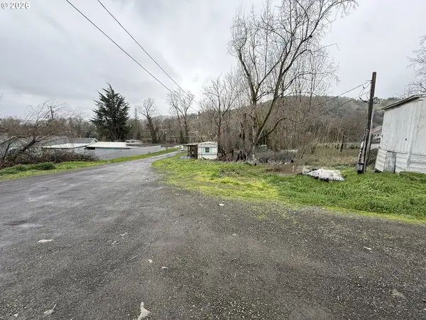 Roseburg, OR 97470,1713 SE MILL ST