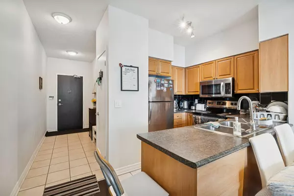 Toronto C01, ON M5V 1B2,231 Fort York BLVD #2201