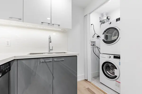 Toronto C08, ON M5A 3X1,191 Sherbourne ST #905