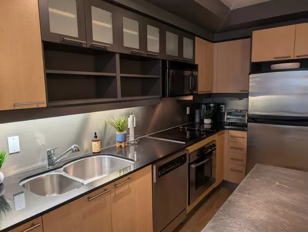 Toronto C01, ON M5V 3T3,36 Blue Jays WAY #723