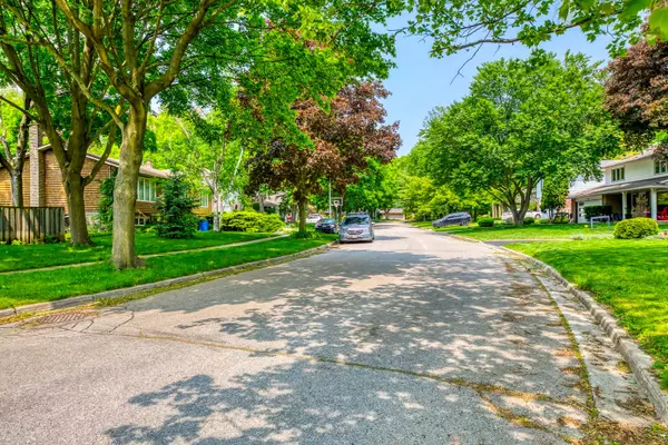 Oakville, ON L6J 5K8,455 Canterbury CRES