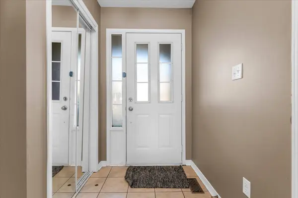 Hamilton, ON L8J 3V8,800 Paramount DR #40