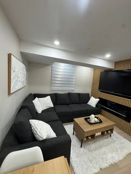 925 Cobb CT #Basement, Mississauga, ON L5V 1X8