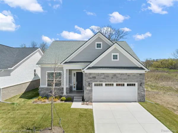 5545 Helmsdale BLVD, West Bloomfield, MI 48322