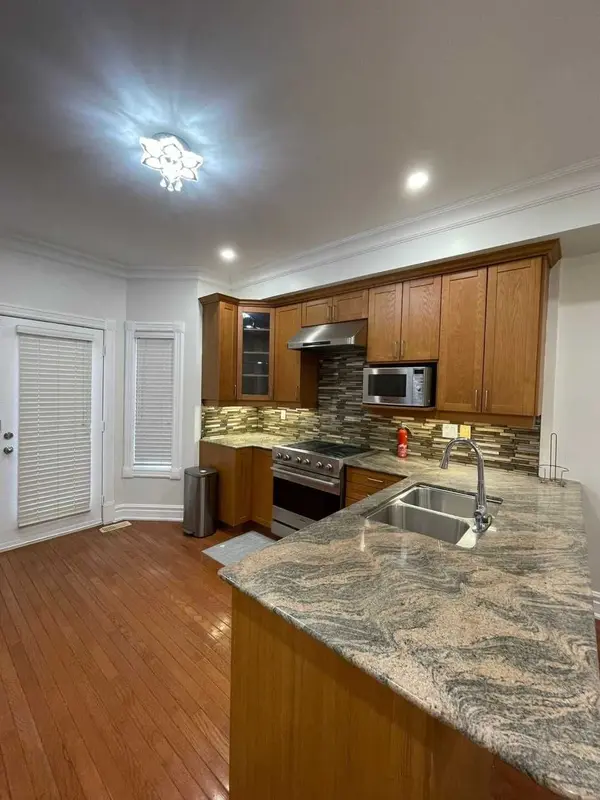 Toronto C02, ON M5R 3V2,7 ANNEX LN