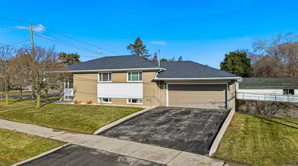 491 Warminister DR, Oakville, ON L6L 4N4