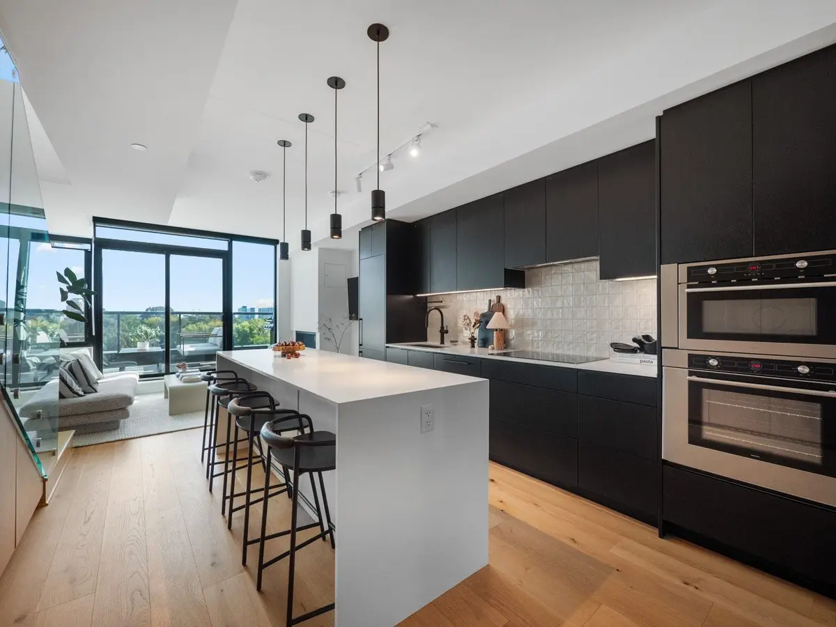 Toronto C01, ON M6H 3P7,899 College ST W #PH 621