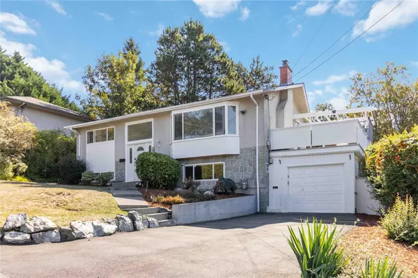 727 Chesterlea Rd, Saanich, BC V8X 3R5