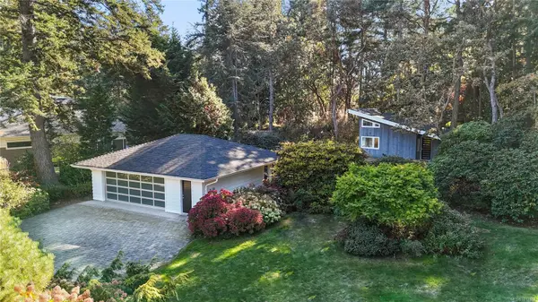 Saanich, BC V8N 1X6,2623 Queenswood Dr