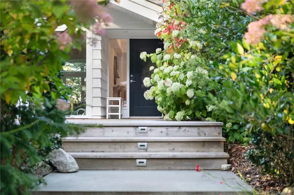 Saanich, BC V8N 1X6,2623 Queenswood Dr