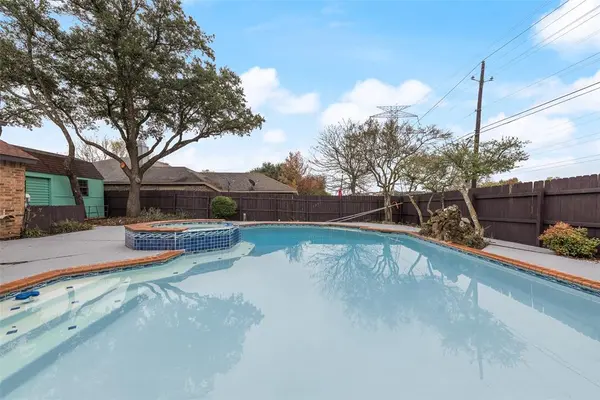 1040 Eagle Drive, Desoto, TX 75115