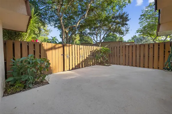 Davie, FL 33324,9110 SW 22nd Ct #D-4