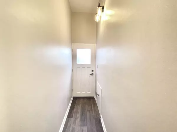 Mississauga, ON L4Y 1T4,2081B Snow CRES