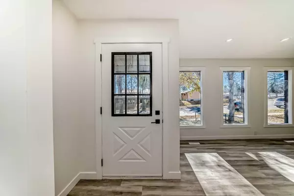 Calgary, AB T3K1A2,946 Berkley DR NW