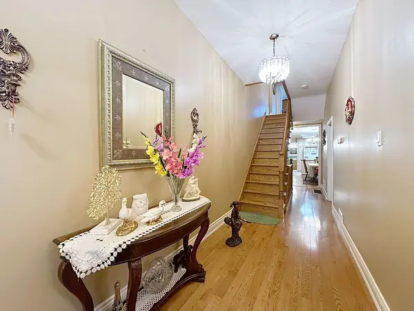 Toronto C01, ON M6J 1N8,81 Argyle ST