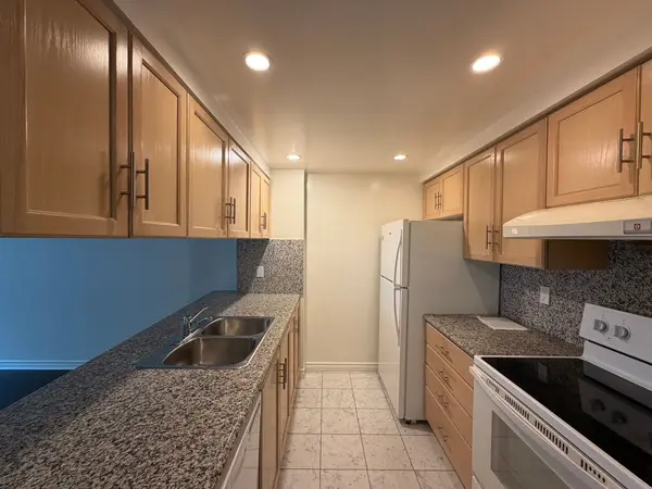 Toronto C01, ON M5H 4C9,168 Simcoe ST #1002