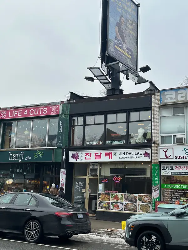 Toronto C01, ON M6G 1L1,647 Bloor ST W