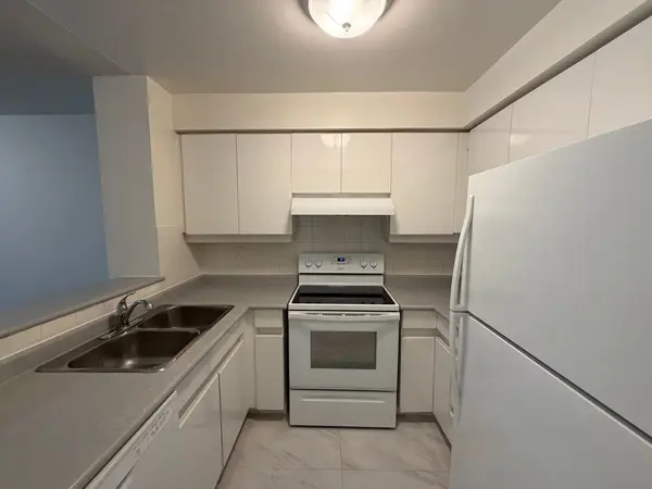 Toronto C02, ON M4W 3S8,942 Yonge ST #207