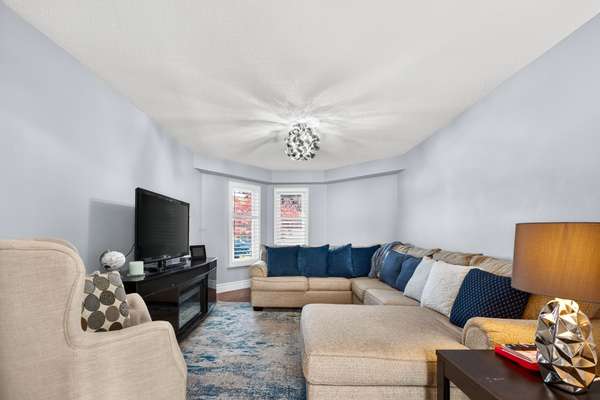 1037 Sandcliff DR E, Oshawa, ON L1K 2E5