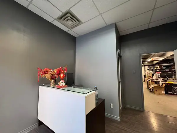 Markham, ON L3R 3Y1,181 Bentley ST #4