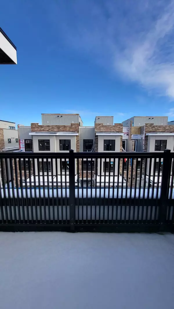 Bradford West Gwillimbury, ON L3Z 4M4,50 Baynes WAY #7